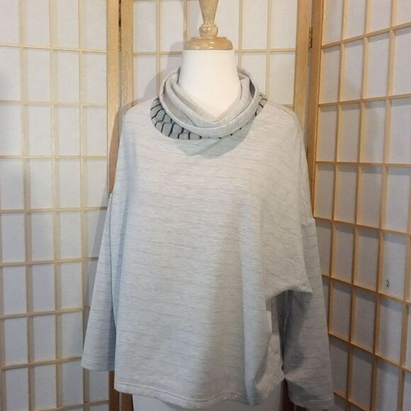 te verde S Cropped Cowl Neck Sweatshirt - Picture 10 of 16